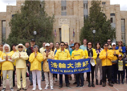 Image for article Colorado, AS: Praktisi Merayakan Hari Falun Dafa Sedunia dan Berterima Kasih kepada Guru
