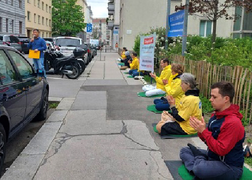 Image for article Wina, Austria: Praktisi Mengadakan Aksi Damai di Depan Kedutaan Besar Tiongkok untuk Memperingati Permohonan “25 April”