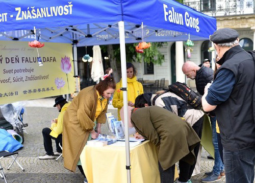 Image for article Slovakia: Praktisi Mengadakan Acara Merayakan Hari Falun Dafa Sedunia, Anggota Dewan Nasional Berbicara dan Memberikan Dukungan
