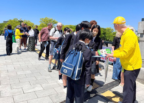 Image for article Jepang: Orang-orang yang Mengunjungi KTT G7 di Hiroshima Menandatangani Petisi untuk Mengakhiri Penganiayaan terhadap Falun Dafa