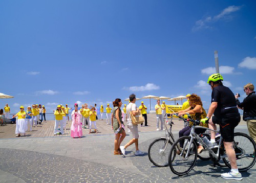 Image for article Tel Aviv, Israel: Praktisi Merayakan Hari Falun Dafa Sedunia