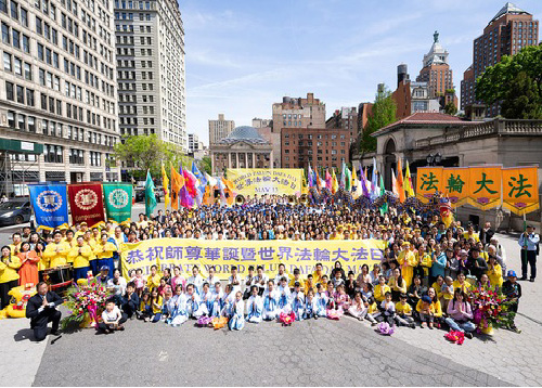 Image for article New York: Praktisi Merayakan Hari Falun Dafa Sedunia dengan Musik dan Tarian di Manhattan