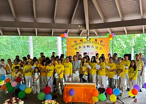 Image for article Atlanta, Georgia: Praktisi Falun Dafa Merayakan Hari Falun Dafa Sedunia di Taman Gunung Batu
