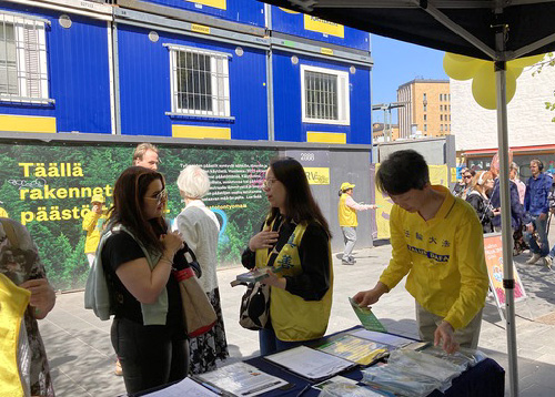 Image for article Finlandia: Saat Praktisi Merayakan Hari Falun Dafa Sedunia, Orang-orang di Helsinki Menunjukkan Dukungan Mereka