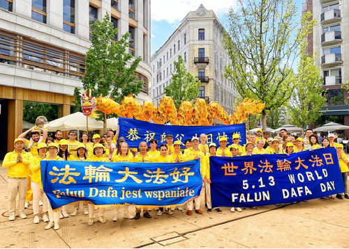 Image for article Polandia: Praktisi Mengadakan Pawai untuk Merayakan Hari Falun Dafa dan Berterima Kasih kepada Guru