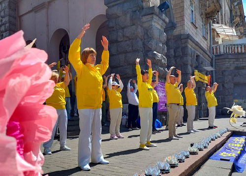 Image for article Ukraina: Praktisi Merayakan Falun Dafa Sedunia dan Mengungkapkan Rasa Terima Kasih Mereka Kepada Guru Li