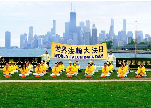 Image for article Chicago, Illinois: Praktisi Mengungkapkan Rasa Terima Kasih Mereka kepada Guru Li Hongzhi pada Hari Falun Dafa