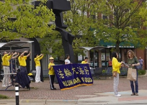 Image for article Michigan, AS: Praktisi Mengenalkan Sejati-Baik-Sabar kepada Publik pada Hari Falun Dafa Sedunia