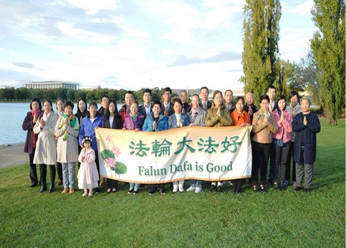 Image for article Canberra, Australia: Praktisi Mengungkapkan Rasa Terima Kasih dan Mengucapkan Selamat Ulang Tahun kepada Guru Li