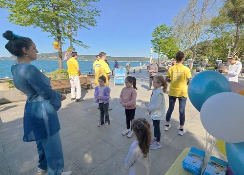 Image for article Istanbul dan Mersin, Turki: Praktisi Merayakan Hari Falun Dafa Sedunia di Dua Kota