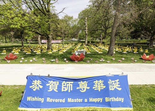 Image for article Toronto, Kanada: Kegiatan pada Hari Falun Dafa Menarik Orang-orang yang Lewat, Praktisi Merefleksikan Kultivasi Mereka