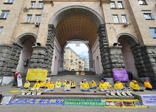 Image for article Ukraina: Praktisi di Kiev Memperingati Permohonan Damai 25 April