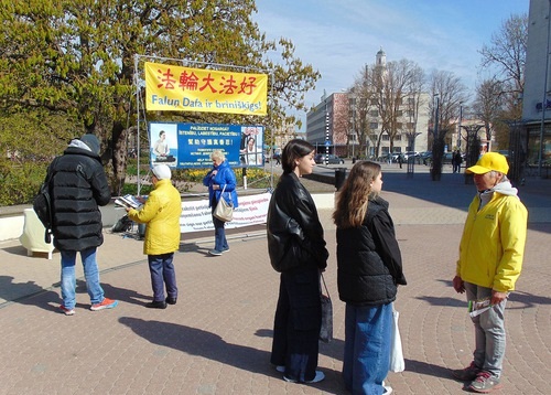 Image for article Kota Liepāja, Latvia: Praktisi Memperkenalkan Falun Dafa kepada Publik