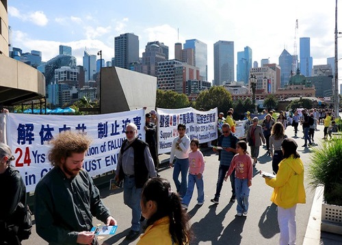 Image for article Melbourne, Australia: Praktisi Memperingati Permohonan Damai 25 April Dengan Membentangkan Spanduk