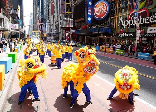 Image for article New York: Orang-Orang Senang Melihat Falun Dafa Lagi di Hari Falun Dafa Sedunia