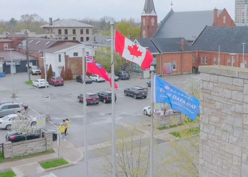 Image for article Kota Kanada Mengibarkan Bendera Falun Dafa untuk Merayakan Hari Falun Dafa — Walikota: 