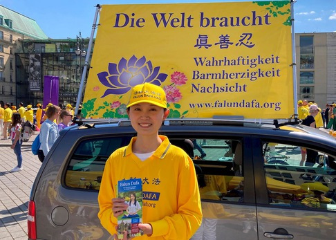 Image for article Berlin, Jerman: Praktisi Muda Falun Dafa Bersyukur Berpartisipasi dalam Acara Hari Falun Dafa Sedunia di Gerbang Brandenburg