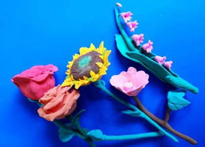 Image for article [Merayakan Hari Falun Dafa Sedunia] Kerajinan: Mempersembahkan Bunga Segar untuk Guru dan Merayakan Hari Falun Dafa Sedunia