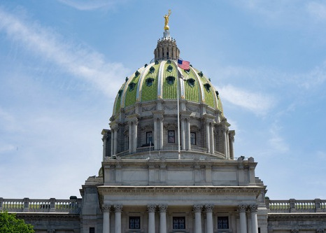 Image for article Bendera Dikibarkan di Ibu Kota Negara Bagian Pennsylvania Memberikan Penghormatan atas Kontribusi Luar Biasa dari Guru Li Hongzhi