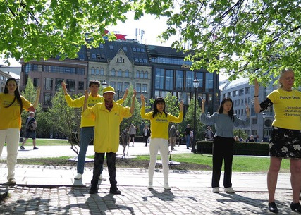 Image for article Warga Norwegia Mengetahui tentang Falun Dafa Selama Kegiatan di Luar Parlemen untuk Merayakan Hari Falun Dafa Sedunia