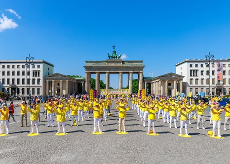 Image for article Orang-orang Memuji Prinsip Panduan Falun Dafa Selama Perayaan Hari Falun Dafa di Berlin: “Kita Harus Kembali ke Nilai Sejati-Baik-Sabar”