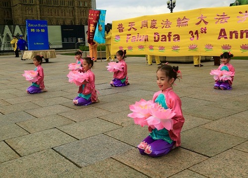 Image for article Ottawa, Kanada: Anggota Parlemen dan Praktisi Merayakan 31 Tahun Pengenalan Falun Dafa kepada Publik (1)