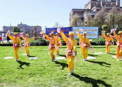 Image for article Swedia: Praktisi Mengadakan Acara di Stockholm untuk Berterima Kasih kepada Guru dan Merayakan Hari Falun Dafa Sedunia