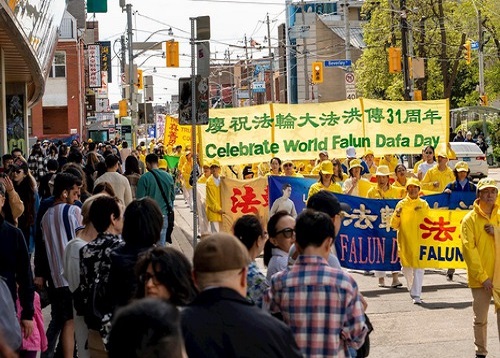 Image for article Kanada: Orang-orang Memuji Prinsip Falun Dafa Selama Perayaan di Toronto