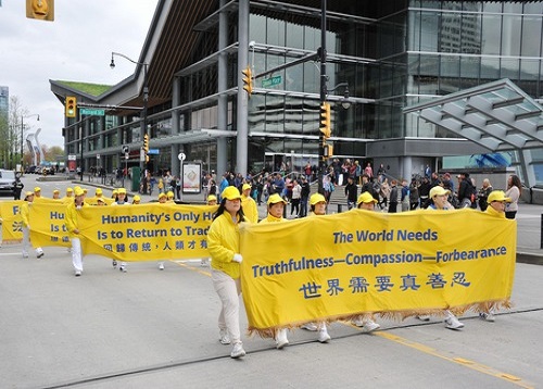 Image for article Vancouver, Kanada: Praktisi Mengadakan Pawai dan Rapat Umum untuk Merayakan Hari Falun Dafa Sedunia