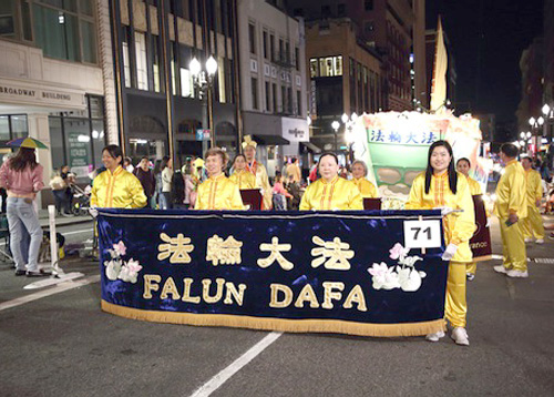 Image for article Oregon, AS: Praktisi Falun Dafa Berpartisipasi dalam Parade Starlight