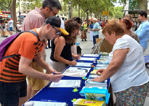 Image for article Orang-orang Spanyol Menandatangani Petisi untuk Mengakhiri Penganiayaan dalam Acara di Barcelona