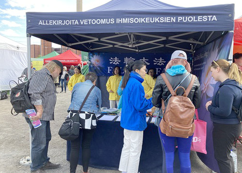 Image for article Finlandia: Orang-orang Mempelajari Falun Dafa di World Village Cultural Festival