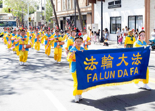 Image for article San Francisco: Falun Dafa Disambut Hangat di Pawai Festival Bunga Sakura
