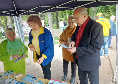 Image for article Chisinau, Moldova: Merayakan Hari Falun Dafa Sedunia di Ibukota Negara