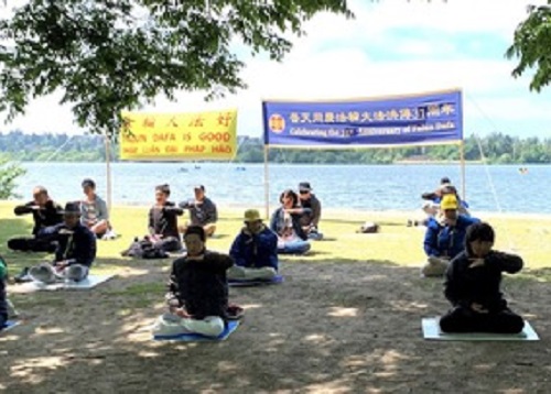 Image for article Seattle, Washington: Memperkenalkan Falun Dafa di Green Lake Park