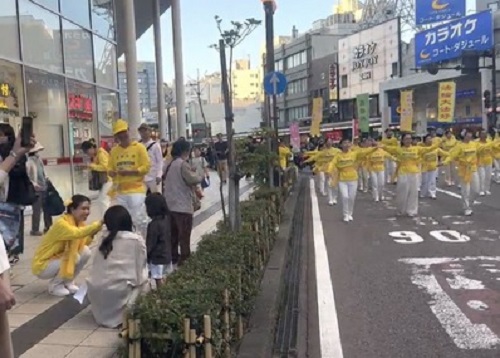 Image for article Kanazawa, Jepang: Praktisi Falun Gong Berpartisipasi dalam Parade dan Kegiatan di Festival Lokal