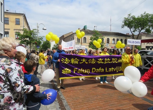 Image for article Latvia: Praktisi Falun Dafa Berpartisipasi dalam Festival Kota Daugavpils