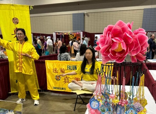 Image for article Virginia, AS: Pengunjung Mempelajari Falun Dafa Selama Festival Asia