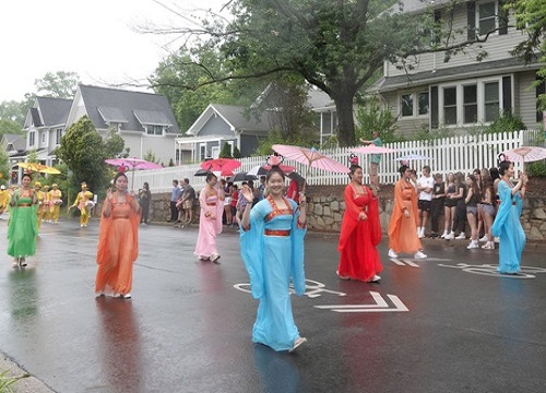 Image for article Virginia, AS: Falun Dafa Disambut di Falls Church Memorial Day Parade