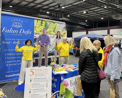 Image for article Adelaide, Australia Selatan: Praktisi Falun Dafa Memberitahu Orang-Orang Betapa Menakjubkannya Dafa di Pameran Kesehatan