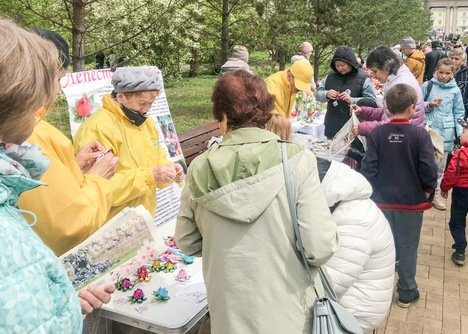 Image for article Angarsk, Rusia: Praktisi Memperkenalkan Latihan Falun Dafa di Kegiatan Hari Kota Angarsk