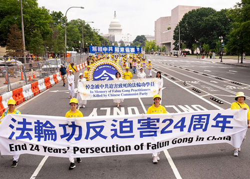 Image for article Washington DC: Pawai Memprotes Penganiayaan Selama 24 Tahun Mendapatkan Dukungan Publik