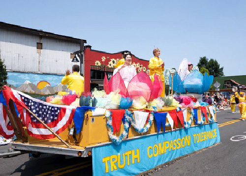 Image for article Negara Bagian Washington, AS: Prinsip Falun Dafa Dipuji Selama Parade dan Festival Hari Kemerdekaan