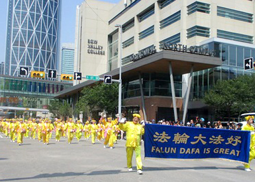 Image for article Kanada: Penonton Menikmati Kehadiran Falun Dafa di Calgary Stampede Parade