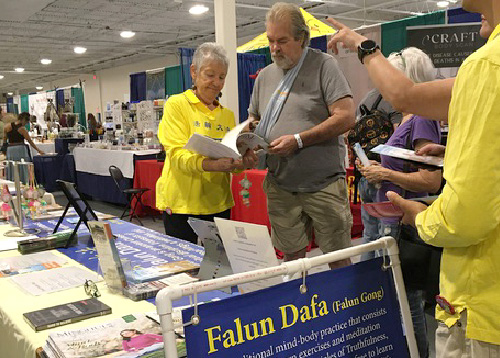 Image for article Florida: Memperkenalkan Falun Dafa di Pameran Body-Mind- Spirit di Tampa