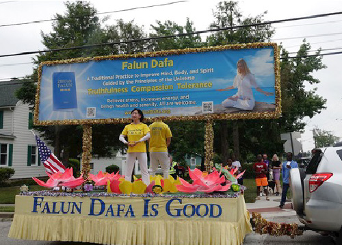 Image for article Maryland, AS: Orang-orang Memuji Falun Dafa Selama Parade Hari Kemerdekaan Laurel