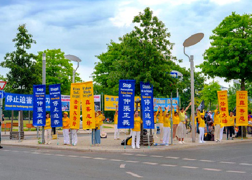 Image for article Jerman: Praktisi Mengekspos Penganiayaan terhadap Falun Dafa Selama Kunjungan Perdana Menteri PKT
