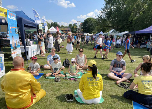 Image for article Orang Inggris Mempelajari Latihan Falun Dafa Selama Festival Desa Ashtead