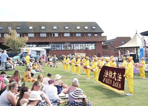 Image for article Inggris: Falun Dafa Memenangkan Hadiah Pertama di Karnaval Hunstanton