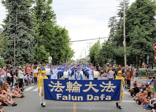 Image for article Salaberry-de-Valleyfield, Kanada: Penduduk Setempat Mengungkapkan Ketertarikannya pada Falun Dafa Selama Parade Hari Libur Nasional